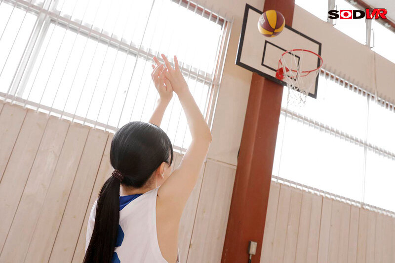 【VR】女子バスケ部の生徒と先っぽ3cmの空気イス特訓！ケツ肉がプルプル我慢できずニュルっと 合体。あまりの刺激に暴走ピストン杭打ち騎乗位！！ 響乃うた 13dsvr01349