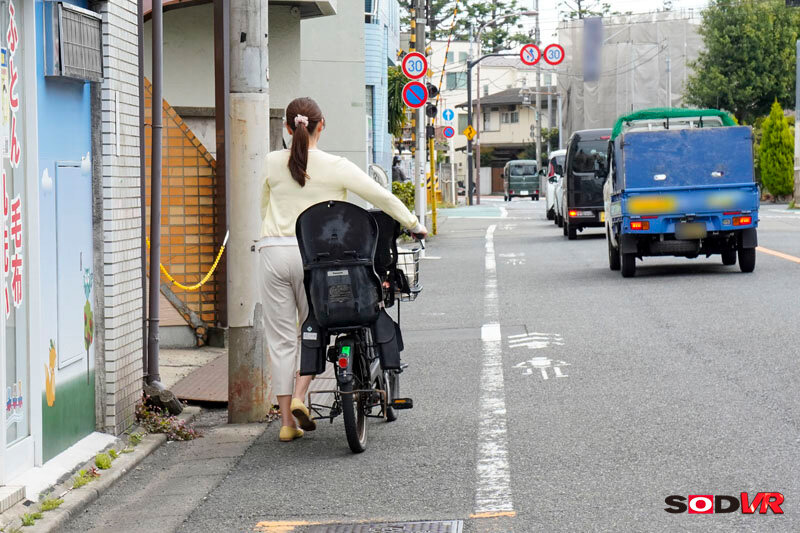 【VR】【追跡視点】出産したばかりで性欲が倍増したママチャリ妻を拉致して中出しレ●プVR 13dsvr01312