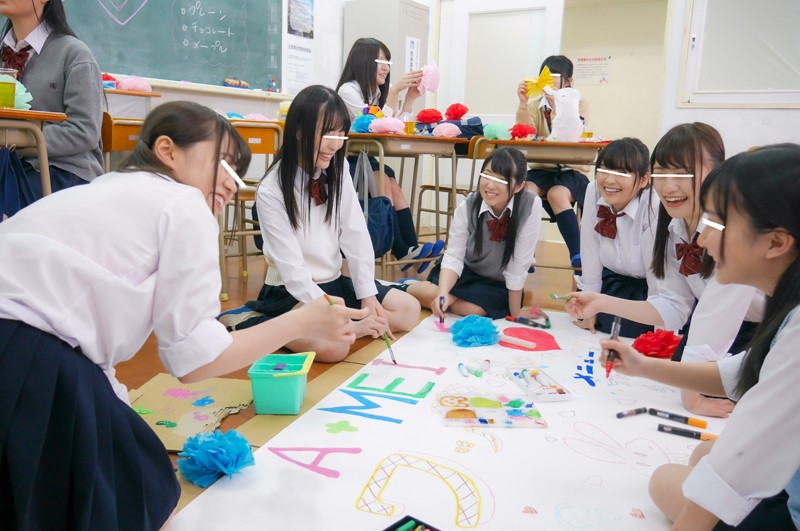 【VR】HQ超激的高画質 去年まで女子校だった学校で男子はボクら2人だけ!毎日イジメられてムカつくから文化祭の準備中に『睡眠薬』で全員眠らせてイタズラしまくり!ハメまくって復讐!!寝てるだけだとつまらないから『媚薬』も飲ませて強●発情!超淫乱に豹変した…VR apvr00007