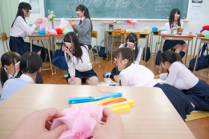 【VR】HQ超激的高画質 去年まで女子校だった学校で男子はボクら2人だけ!毎日イジメられてムカつくから文化祭の準備中に『睡眠薬』で全員眠らせてイタズラしまくり!ハメまくって復讐!!寝てるだけだとつまらないから『媚薬』も飲ませて強●発情!超淫乱に豹変した…VR apvr00007