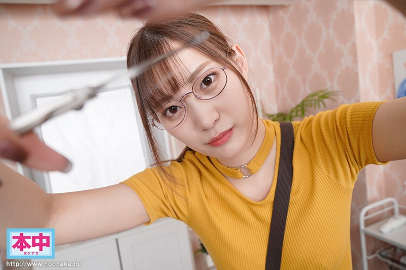 【VR】たった1000円でありえないサービスが!! ヌいてくれると噂の1000円カットのお姉さんに中出しを誘惑された話。 美谷朱里 hnvr00061