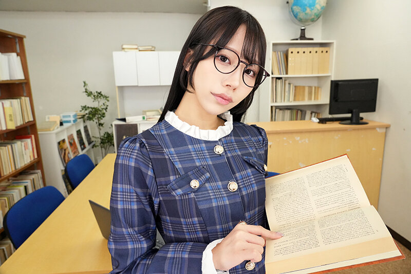 【VR】むっつり文学部女子の淫語研究。純文学の卑猥な文章を教授とたどり、秘めたエロスを覚醒させる淫らな囁き。 尾崎えりか savr00673