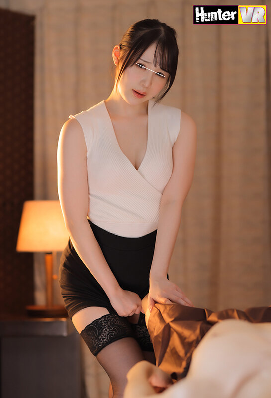 【VR】 お触り厳禁のメンズエステでパンチラしまくりの超ミニスカ施術着の美人エステ嬢にガマンできずこっそりタッチ！案の定「ウチはそういうお店ではないので」とキッパリ断られ意気消沈していたら、隣のブースからどう考えても本番行為真っ最中としか思えない喘ぎ声！… hunvr00151