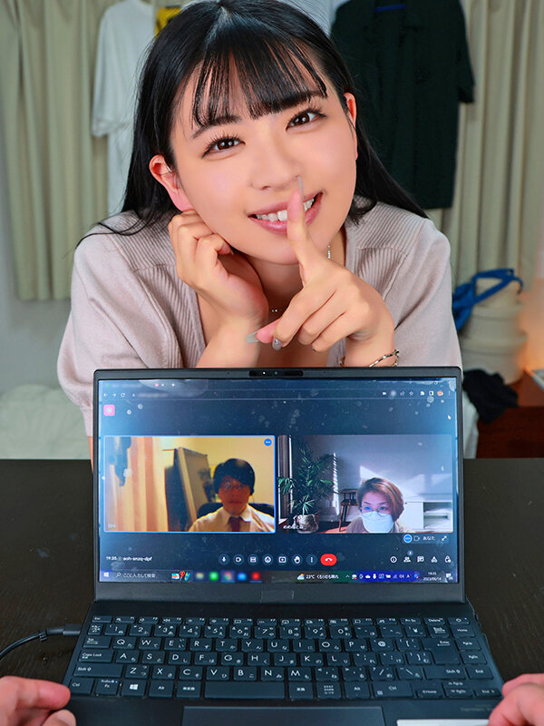 【VR】リモート会議中なのに画面外からブルンッと飛び出すGcupデカ乳見せつけ攻撃で誘惑されて我慢できず画面向こうの上司にこっそりハメまくった在宅露出テレワーク【上半身はお仕事中 下半身はお痴事中】 花柳杏奈 ajvr00212