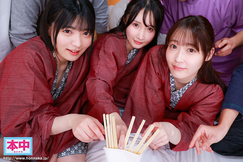 【VR】修学旅行で女子3人部屋に招かれて男女でちょっとHな王様ゲーム！！だけでは終わらなかった…！ 男は僕ひとりだけのハーレム逆4P中出し（筆おろし付）修学旅行 由良かな 天然美月 虹村ゆみ hnvr00168