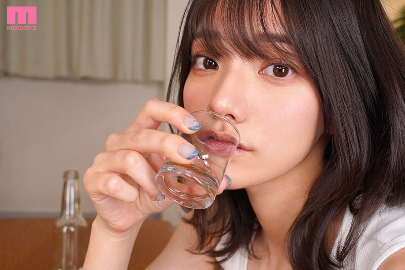 【VR】【ベロキス顔面特化VR】久しぶりに会った従姉妹の玲奈ちゃんがビビるほど大人っぽく綺麗で圧倒されたが、 お酒が入ったらまさかのキス魔。バグった距離感で僕を襲い最高顔面ビジュに見つめられながらイカされた幸せ射精！ 宮下玲奈 サンプル